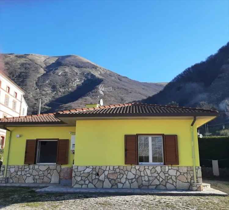 Villa in Via Flaminia, Sigillo, 5 locali, 1 bagno, giardino privato