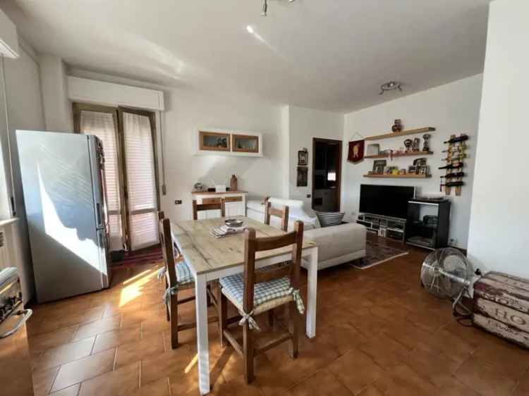 Appartamento in Via Italia, Gubbio, 5 locali, 1 bagno, arredato, 63 m²