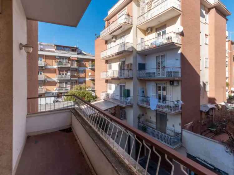 Appartamento in Via dei Trinci, Roma, 1 bagno, 102 m², 2° piano