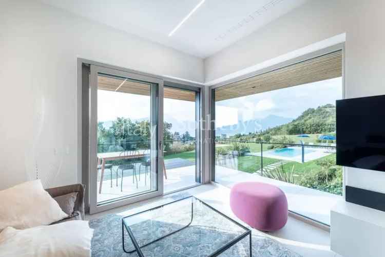 Villa moderna con assoluta privacy e vista lago