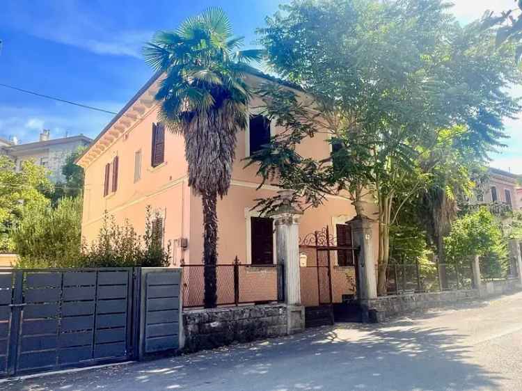 Villa singola in VIA CAPPUCCINI, Fabriano, 15 locali, 2 bagni, con box