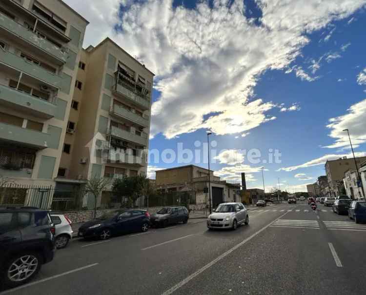 Trilocale via Benedetto Brin, Zona Industriale - Marina, Napoli