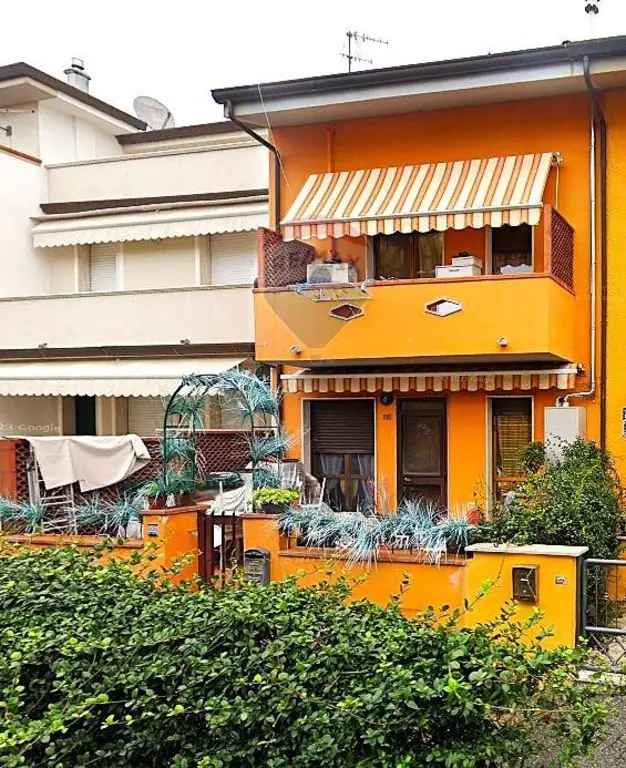 Villa a schiera in Via della caserma, Viareggio, 5 locali, 2 bagni