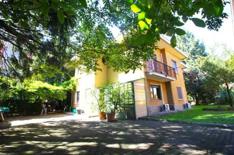 Villa singola in Via dei Platani 11, Legnano, 7 locali, 3 bagni