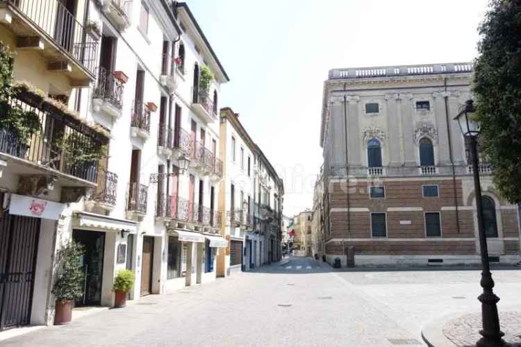 Trilocale piazza San Lorenzo, Centro Storico, Vicenza