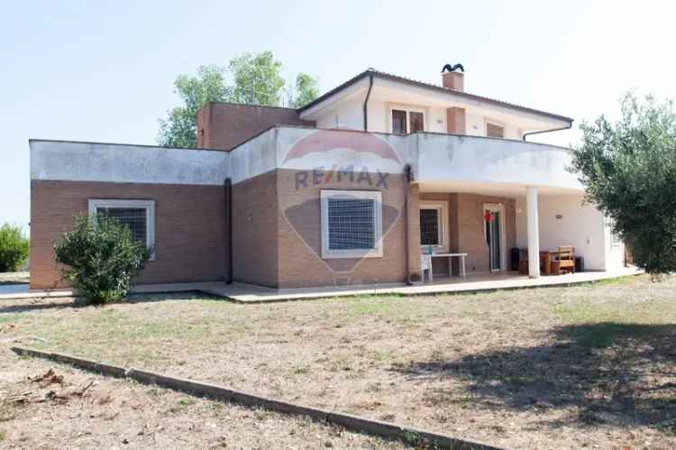 Villa in Via Frassine, Aprilia, 7 locali, 3 bagni, giardino in comune