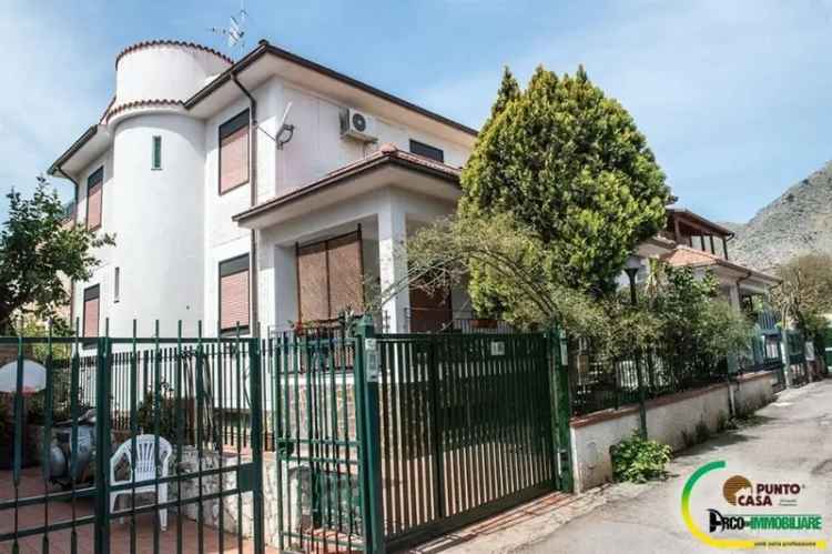 Villa trifamiliare in Via Flora, Palermo, 5 locali, 2 bagni, con box