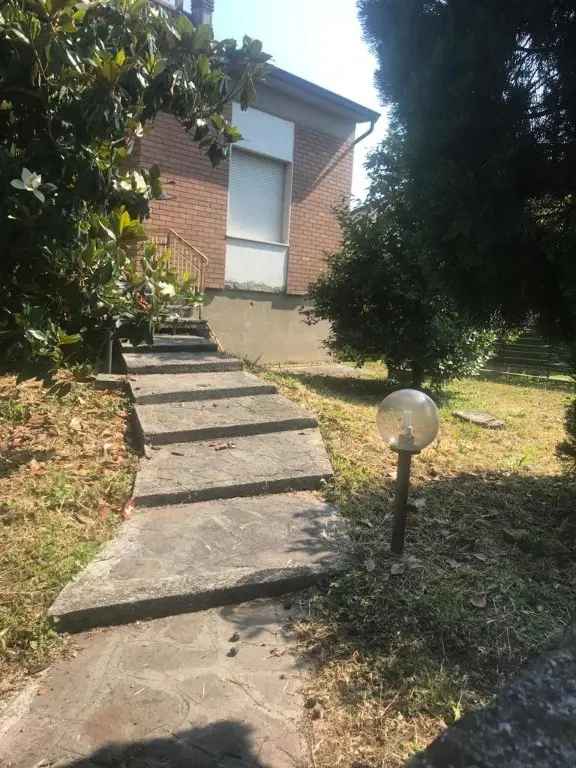 Villa in Via Mantegna 13, Moglia, 10 locali, 2 bagni, giardino privato