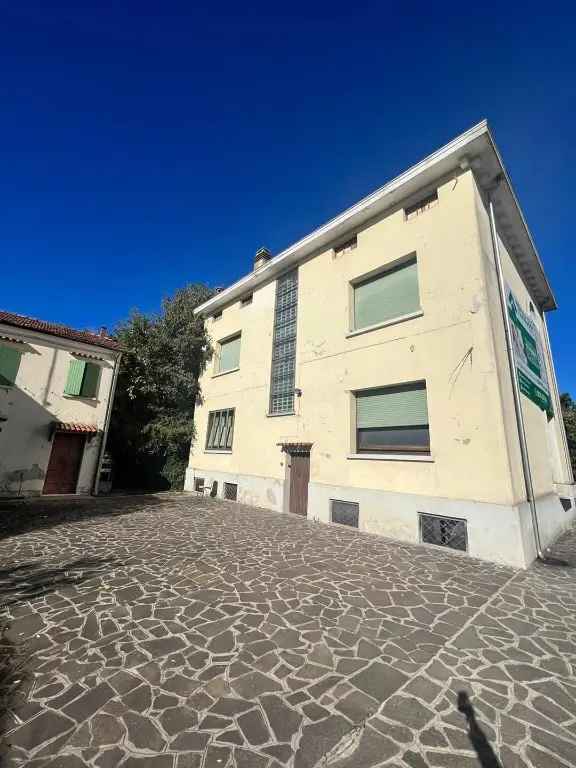 Villa in VIALE VIRGILIO, Suzzara, 6 locali, 3 bagni, giardino privato