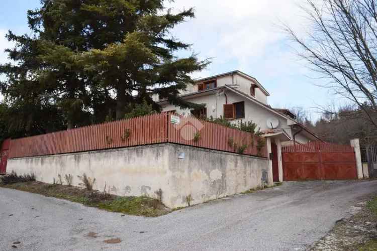 Villa Bifamiliare con Giardino e Terreno a Tagliacozzo