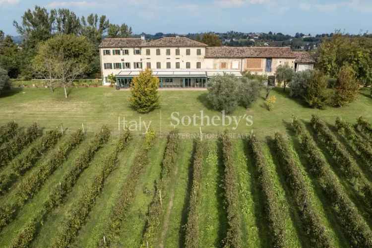 Tradizionale casale con tenuta tra le colline del Prosecco