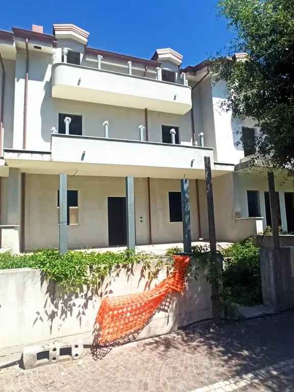 Villa a schiera in Via Scese Lunghe, Castel Morrone, 6 locali, 4 bagni