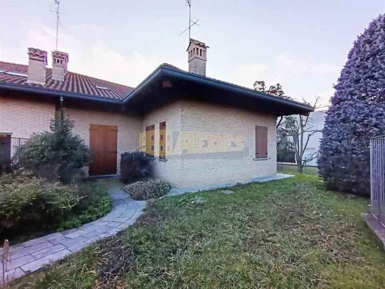 Villa bifamiliare via Visconta 45/C, Visconta, Besana in Brianza