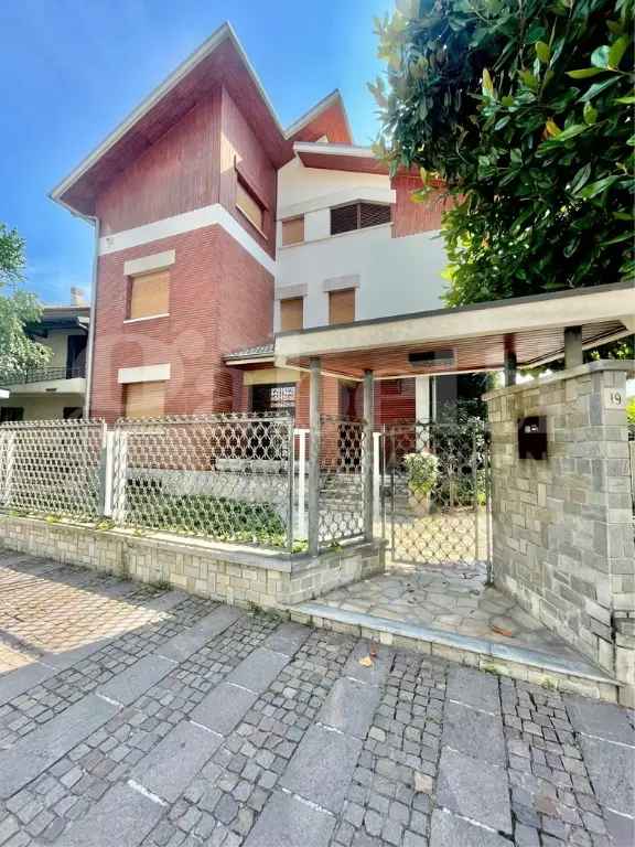 Villa singola in Via repubblica 19, Senago, 5 locali, 4 bagni, 353 m²