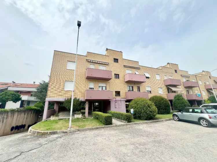 Appartamento in VIA BROGANELLI, Fabriano, 6 locali, 1 bagno, con box