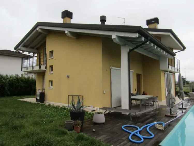 VILLA CON GIARDINO, GARAGE E CANTINA