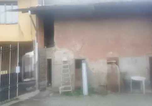 PORZIONE DI CASA CON 2 CAMERE E BALCONE