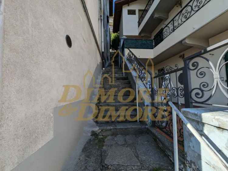 Casa-singola in Vendita a Verbano-Cusio-Ossola di 300 m² con 12 locali