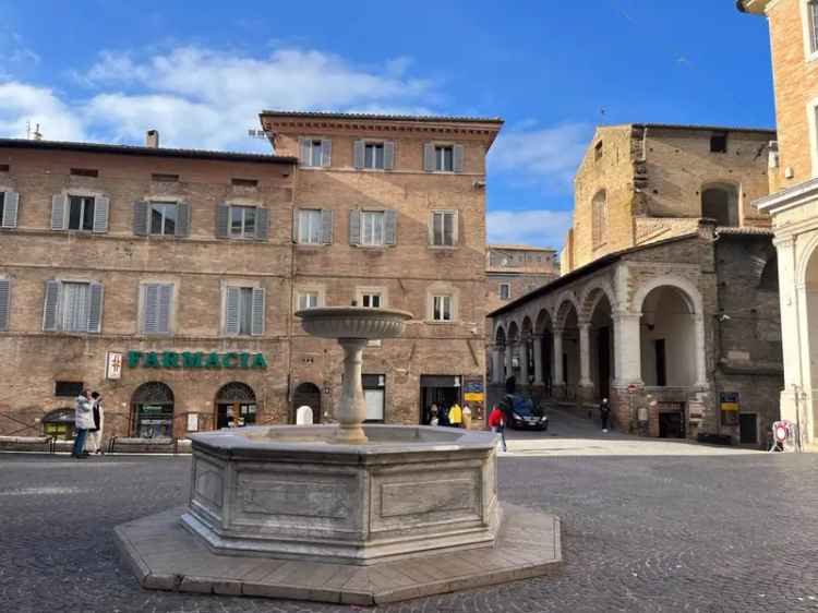 Appartamento piazza della Repubblica, Centro, Urbino