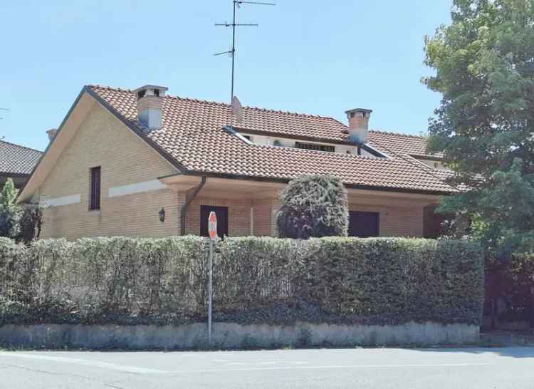 Villa bifamiliare via nievo 1, Centro, Carate Brianza