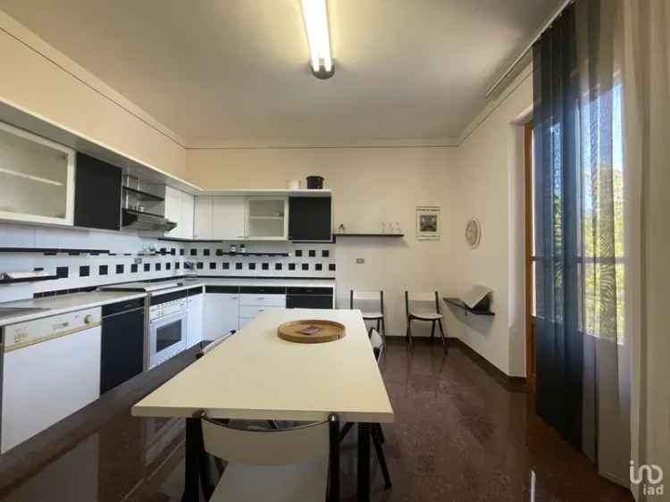 Vendita casa indipendente 16 locali di 355 m² in Cortona (52044) - 120374 - iad