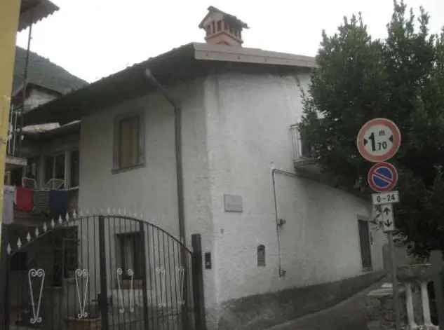 CASA SU DUE PIANI