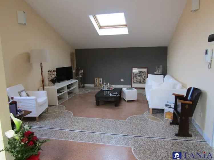 Appartamento in VIA FIRENZE, Carrara, 5 locali, 1 bagno, 140 m²