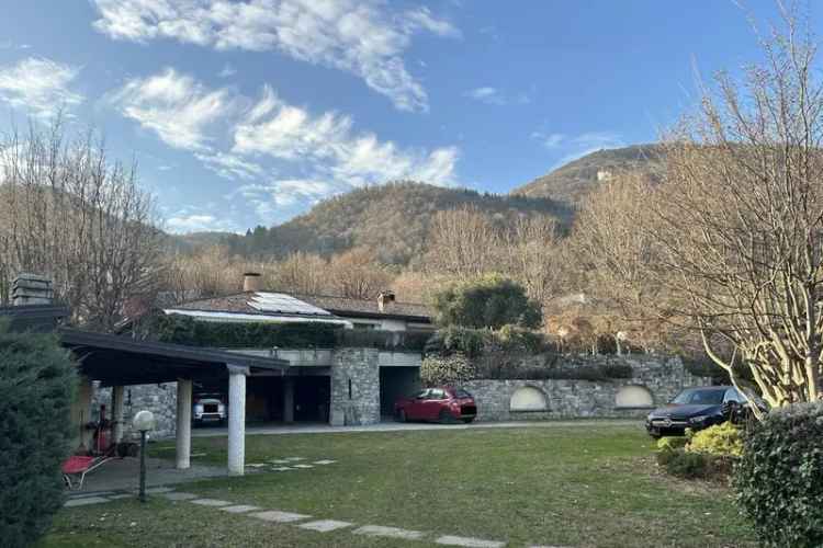 VILLA CON 3 CAMERE, PISCINA ED AUTORIMESSA