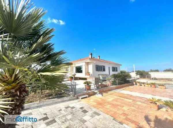 Villa In Affitto in Bari, Puglia