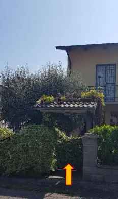 Villa Bifamiliare con Due Abitazioni Garage e Giardino