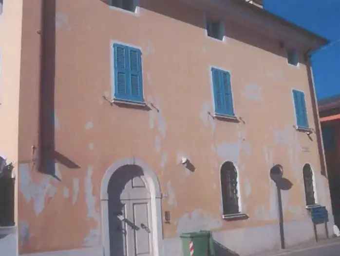 VILLA CON 7 CAMERE, GIARDINO E 4 BAGNI