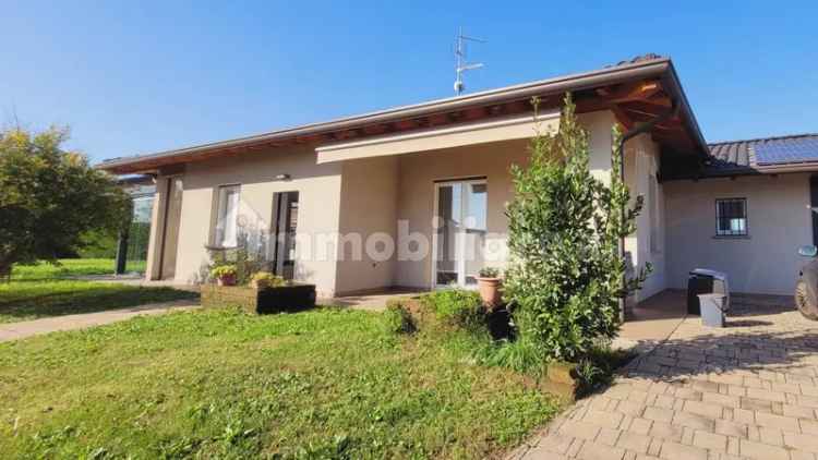 Villa unifamiliare via Bassone, Rovate, Carnago