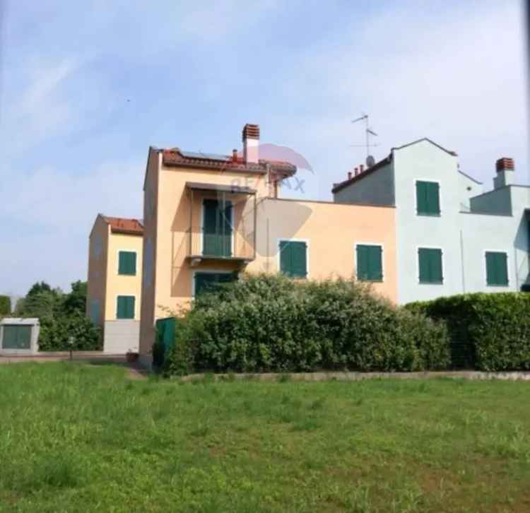 Villa in Via roggia molinara, Biandrate, 4 locali, 2 bagni, con box