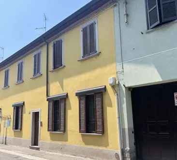 CASA SINGOLA SU DUE LIVELLI CON GIARDINO