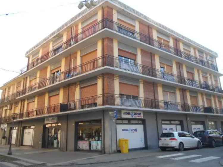 Appartamento in VIA CAVOUR, Portomaggiore, 6 locali, 1 bagno, con box