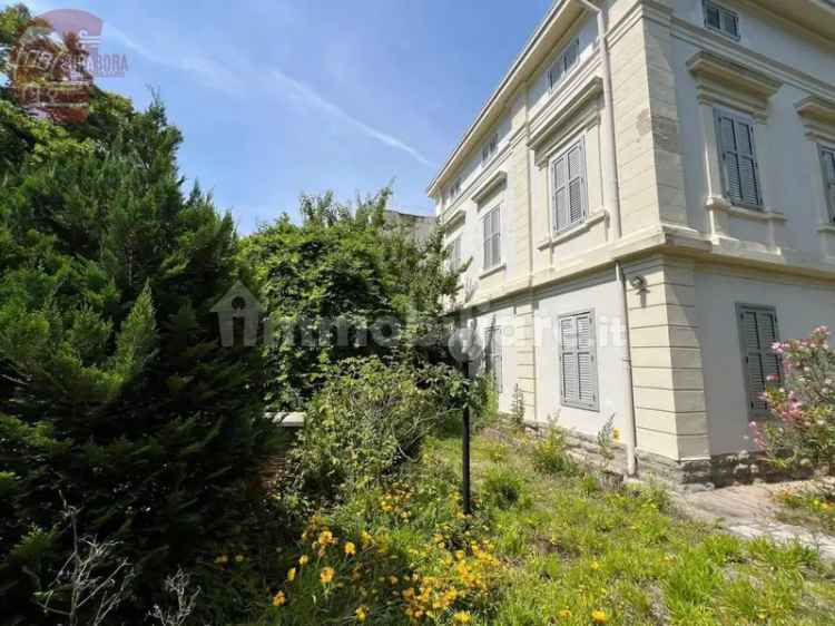 Villa plurifamiliare via Pasquale Besenghi, San Vito - Campi Elisi, Trieste