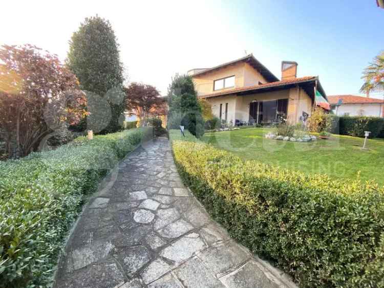 Villa in Viale Costituzione, Bra (CN)