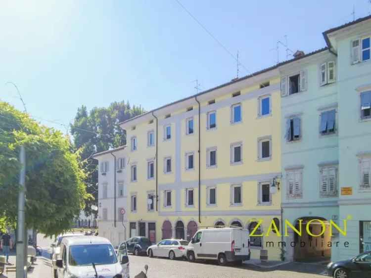 Appartamento in Piazza Cavour, Gorizia, 6 locali, 1 bagno, 107 m²