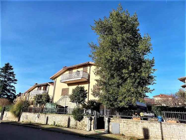 Appartamento in Via Paradisa, Caprarola, 10 locali, 4 bagni, 306 m²