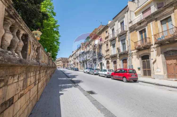 Appartamento in Via Roma, Caltagirone, 5 locali, 2 bagni, arredato