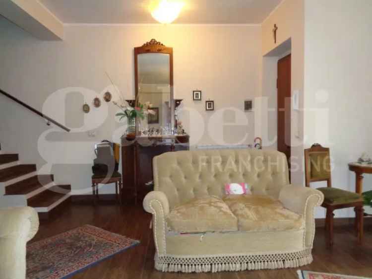 Villa a schiera in Via Iv Novembre, 117, Aci Catena (CT)