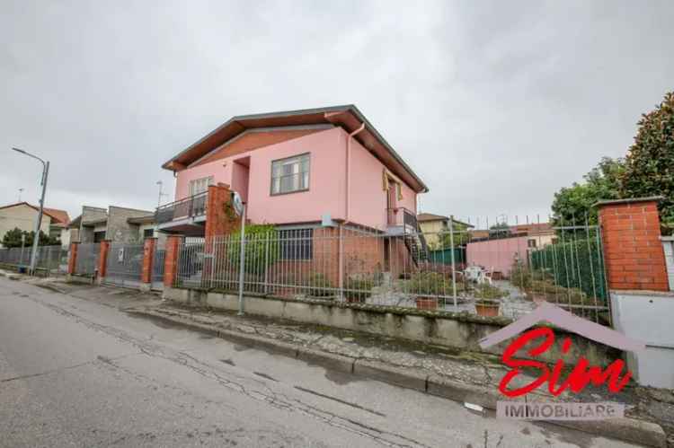 Villa in Via Verra sn, Trecate, 4 locali, 2 bagni, giardino privato