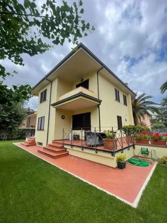 Villa in Via dei Girasoli, Ascoli Piceno, 14 locali, 4 bagni, 350 m²