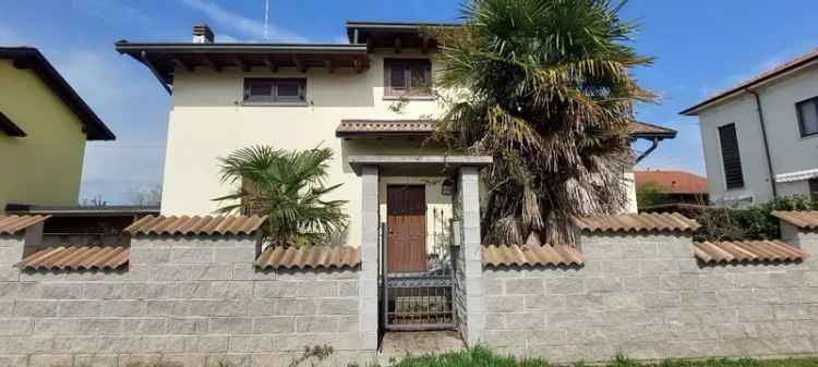 VILLA CON 3 CAMERE, 2 BAGNI E AUTORIMESSA