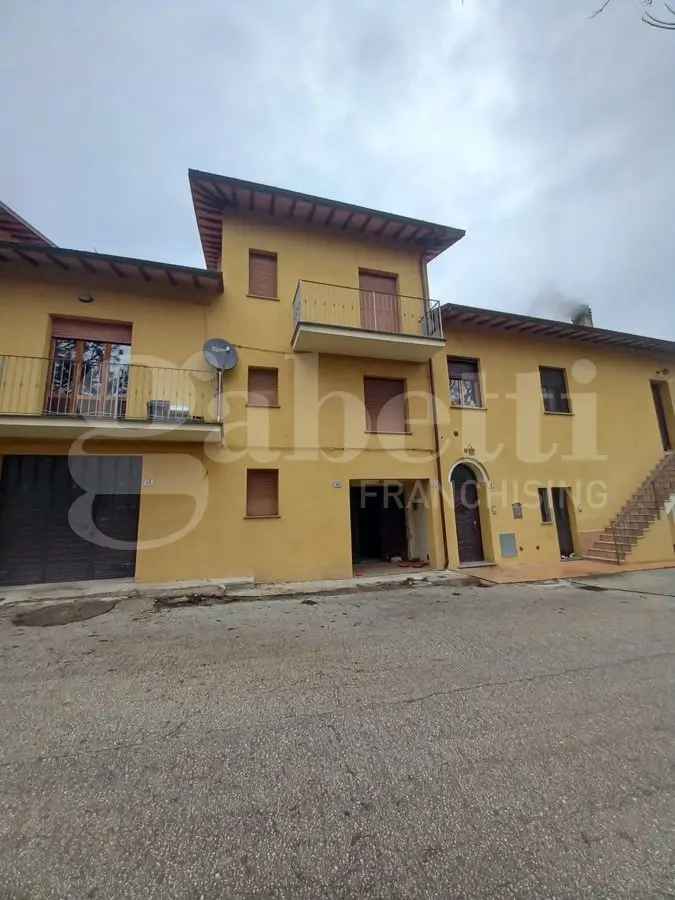 Casa Indipendente in Strada Della Cascata, 45, Gubbio (PG)