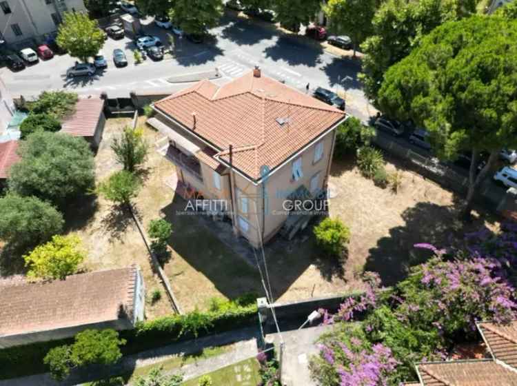 Villa in Viale Stazione 54, Massa, 11 locali, 2 bagni, 250 m²