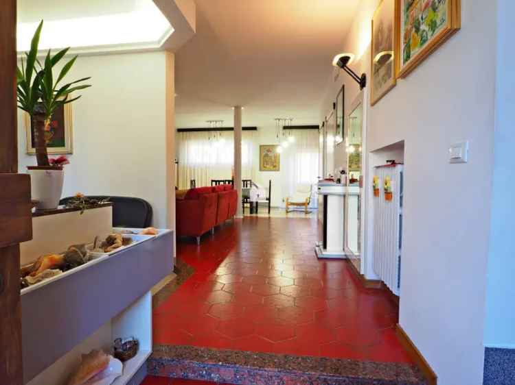 Villa a schiera in Viale montolmo, Corridonia, 12 locali, 3 bagni