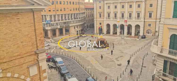 Appartamento in Piazza Della Repubblica, Ancona, 5 locali, 2 bagni