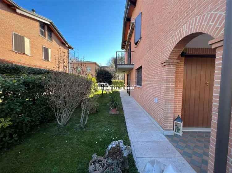 Villa in Strada Ponte Alto Nord, Modena, 12 locali, 4 bagni, garage