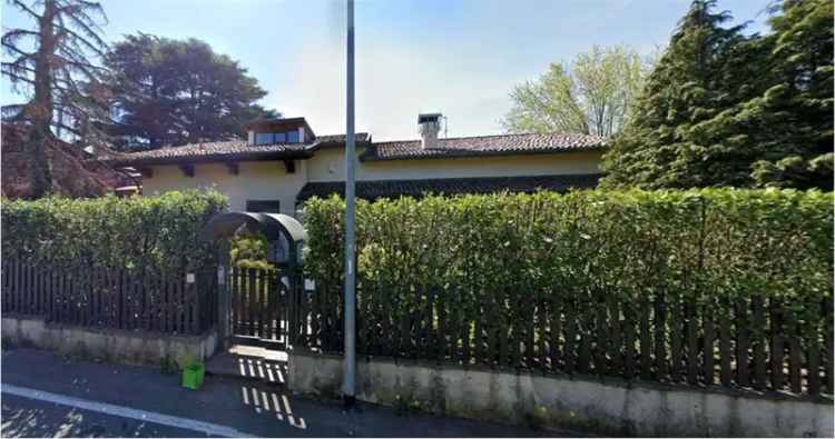 Villa in Via Giuseppe Mazzini 65, Besana in Brianza, 10 locali, garage